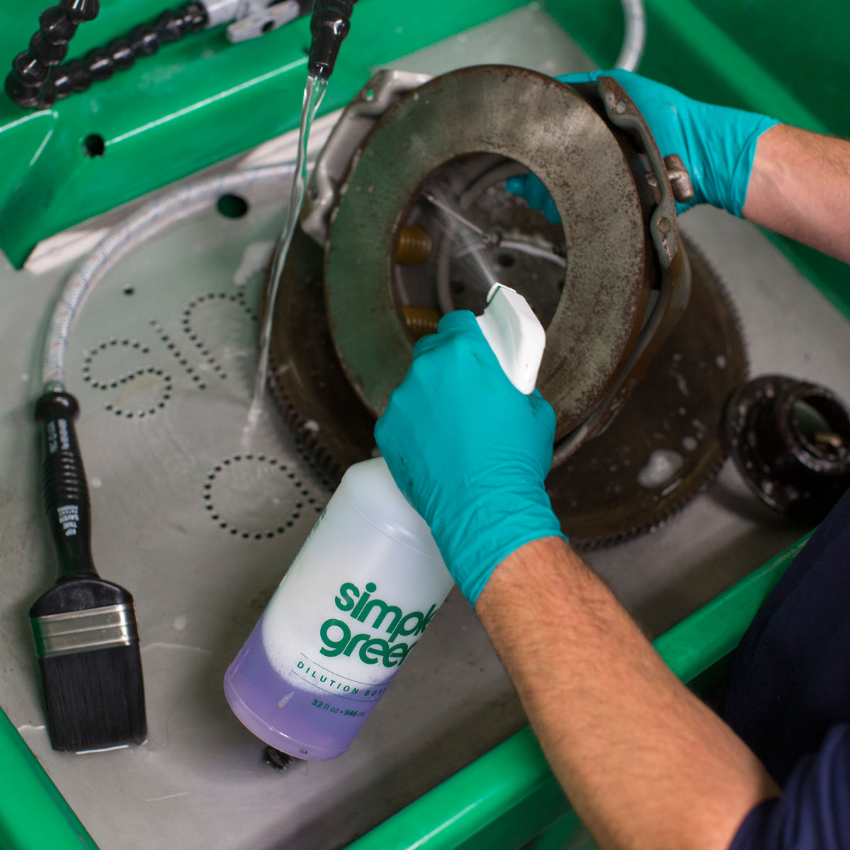 ניקוי שומן ולכלוך כבד עם חומר ניקוי תעשייתי Simple Green Pro HD
